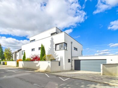 Zeitlose Eleganz im Bauhausstil – Exklusive Doppelhaushälfte mit Pool und traumhaftem Ausblick! Zeitlose Eleganz im Bauhausstil – Exklusive Doppelhaushälfte mit Pool und traumhaftem Ausblick!