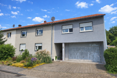 Familienfreundliches Zweifamilienhaus mit großem Garten und Doppelgarage!