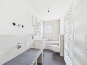 Bad mit Wanne