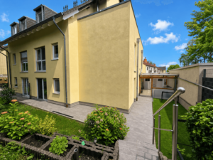 Rückansicht mit unterem Gartenblick