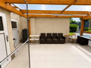 überdachte Terrasse mit Tür Büro und Garage