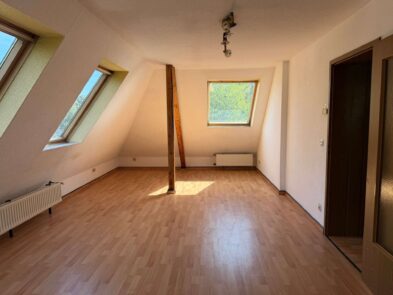 Renovieren & einziehen: 2-Zimmer-Dachgeschosswohnung mit Stellplatz Renovieren & einziehen: 2-Zimmer-Dachgeschosswohnung mit Stellplatz